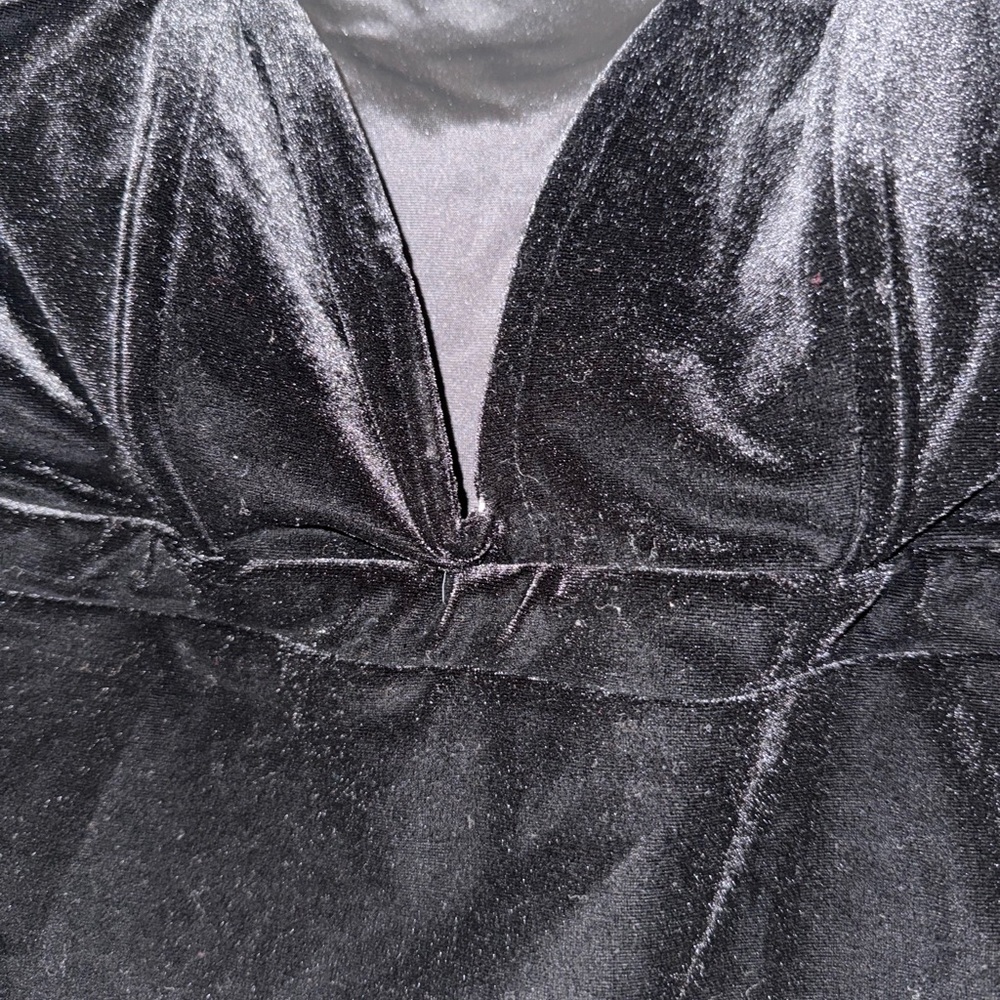 Louna
Velvet Sweetheart Top - Picture 5 of 7